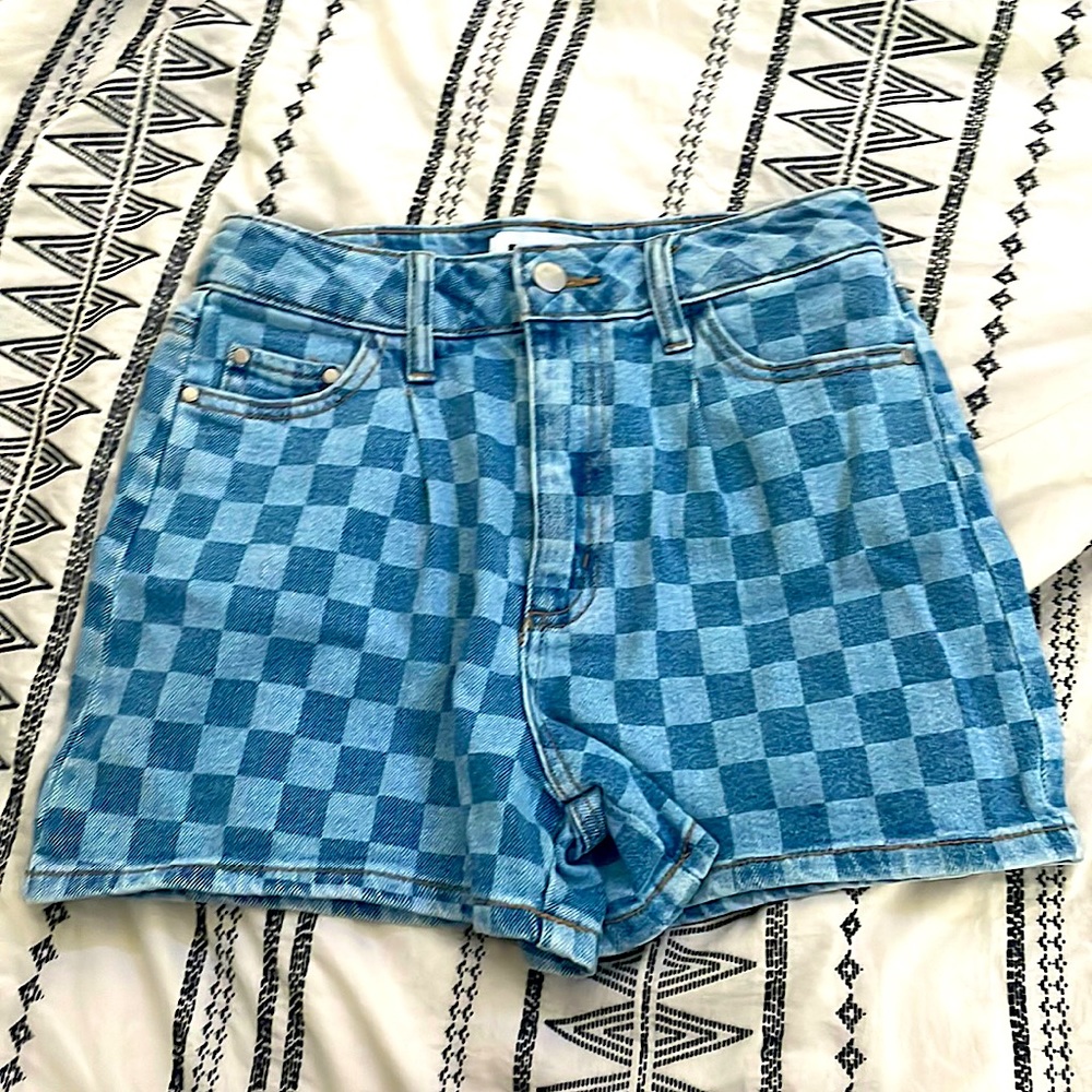 These are RSQ jean shorts. They are a size 24 women’s:)